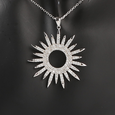 A colar simples do pendente do deus de Sun forma a joia do medalhão da foto do deus de Sun