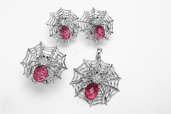 A joia de Ruby Silver 925 ajustou 14,26 gramas de Sterling Silver Spider Pendant