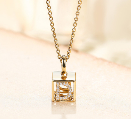 cubo de Diamond Necklace A-Z Initials 3D do ouro amarelo de 0.03ct 18K