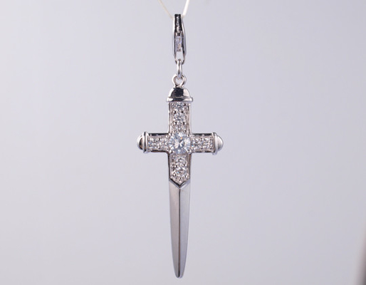 Pendente de Adaga de Prata de 925 Sterling com Pedras de Zircônio cúbicas cintilantes