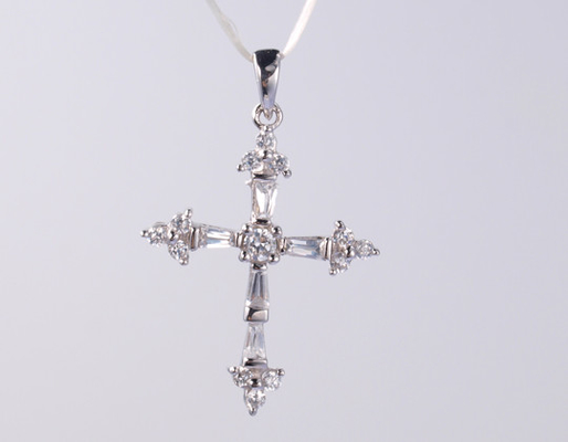 Pendente de Adaga de Prata de 925 Sterling com Pedras de Zircônio cúbicas cintilantes